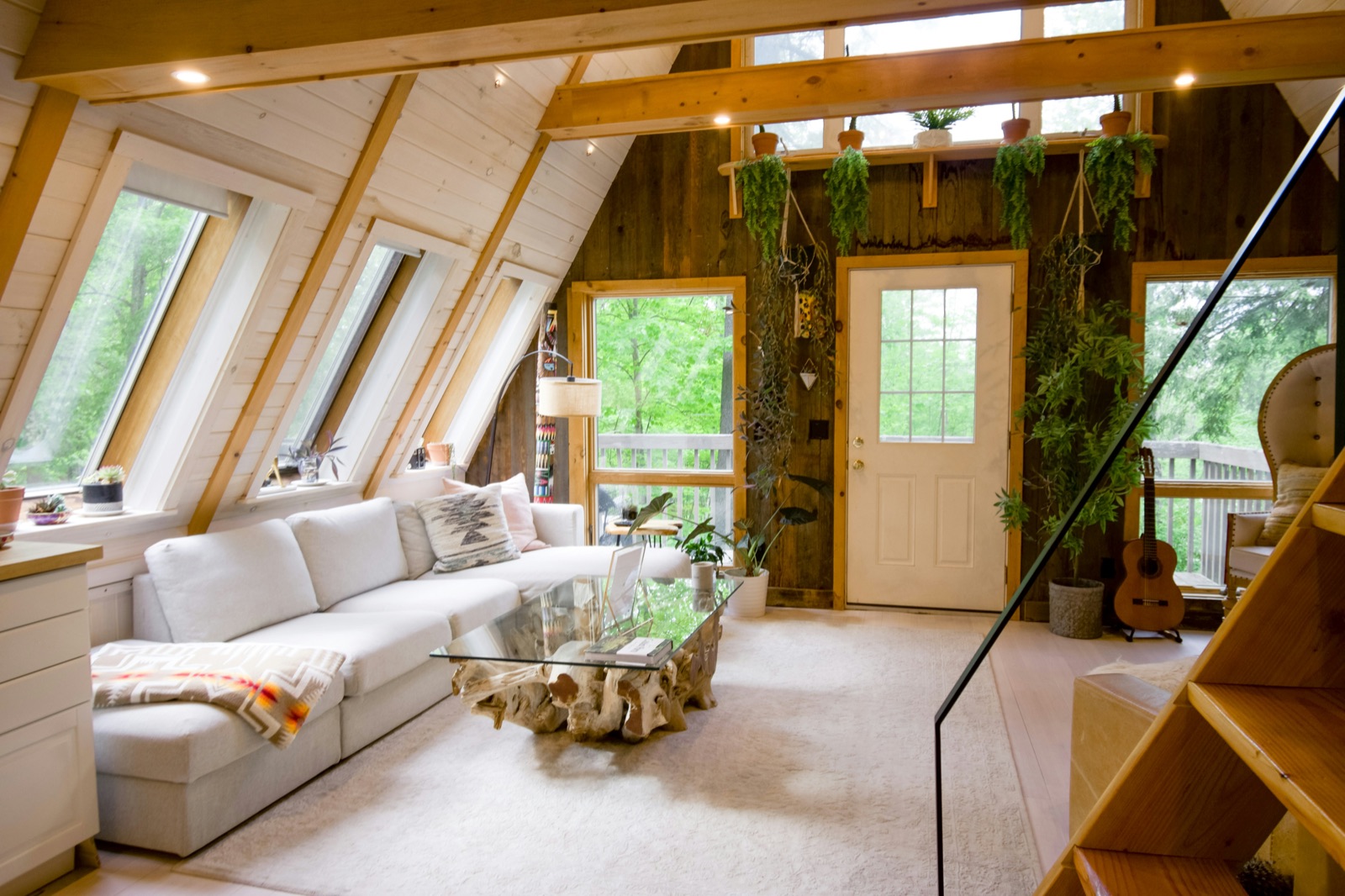 Salle à manger parisienne avec parquet point de Hongrie