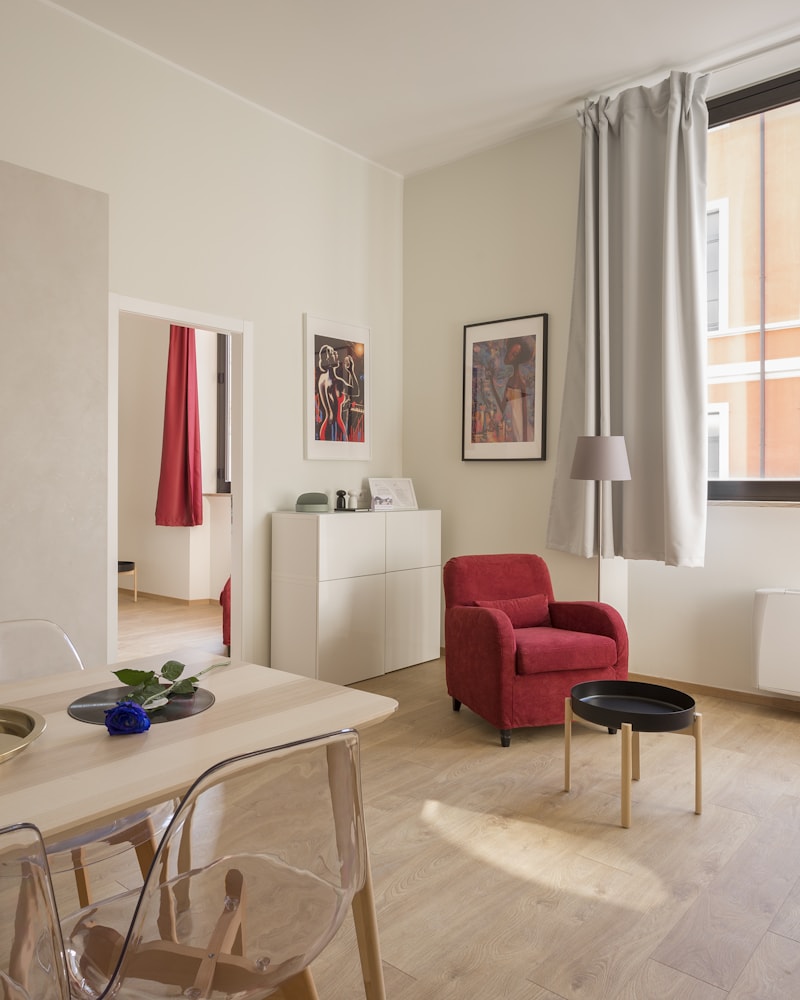 Chambre design avec literie blanche