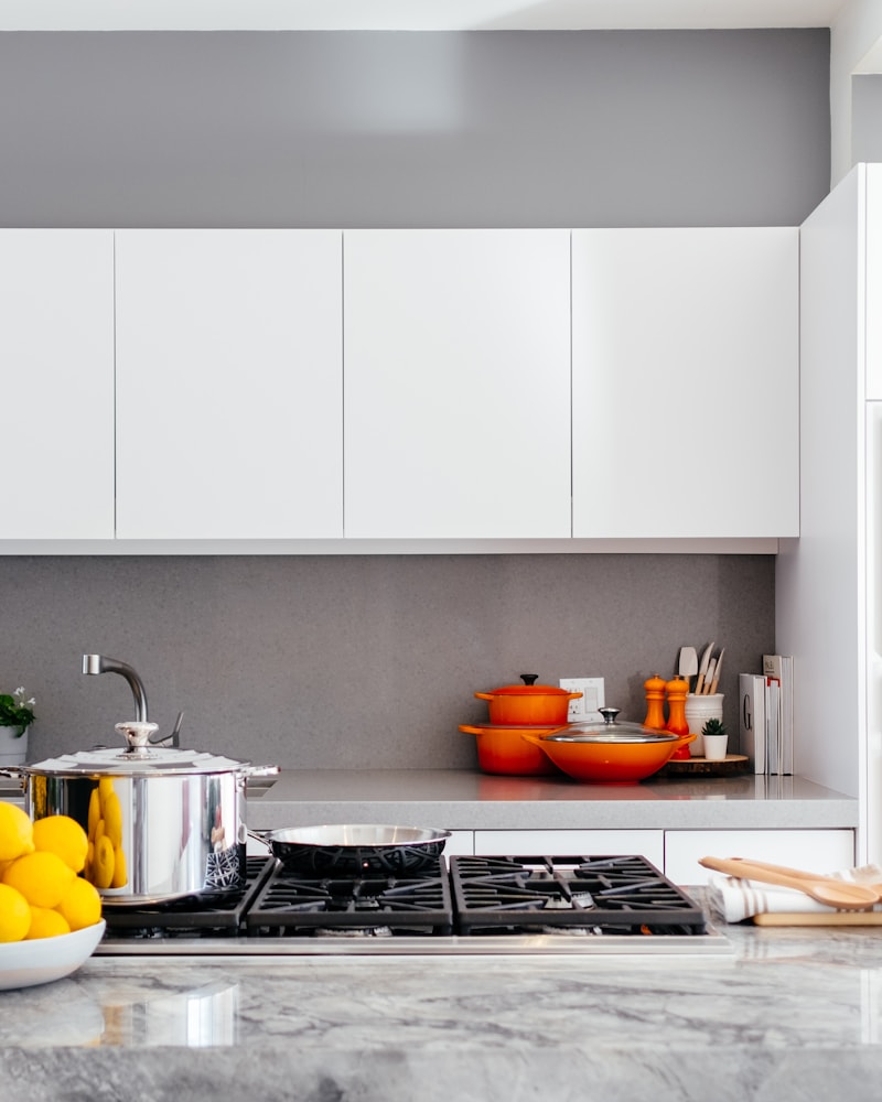 Cuisine blanche lumineuse avec îlot central