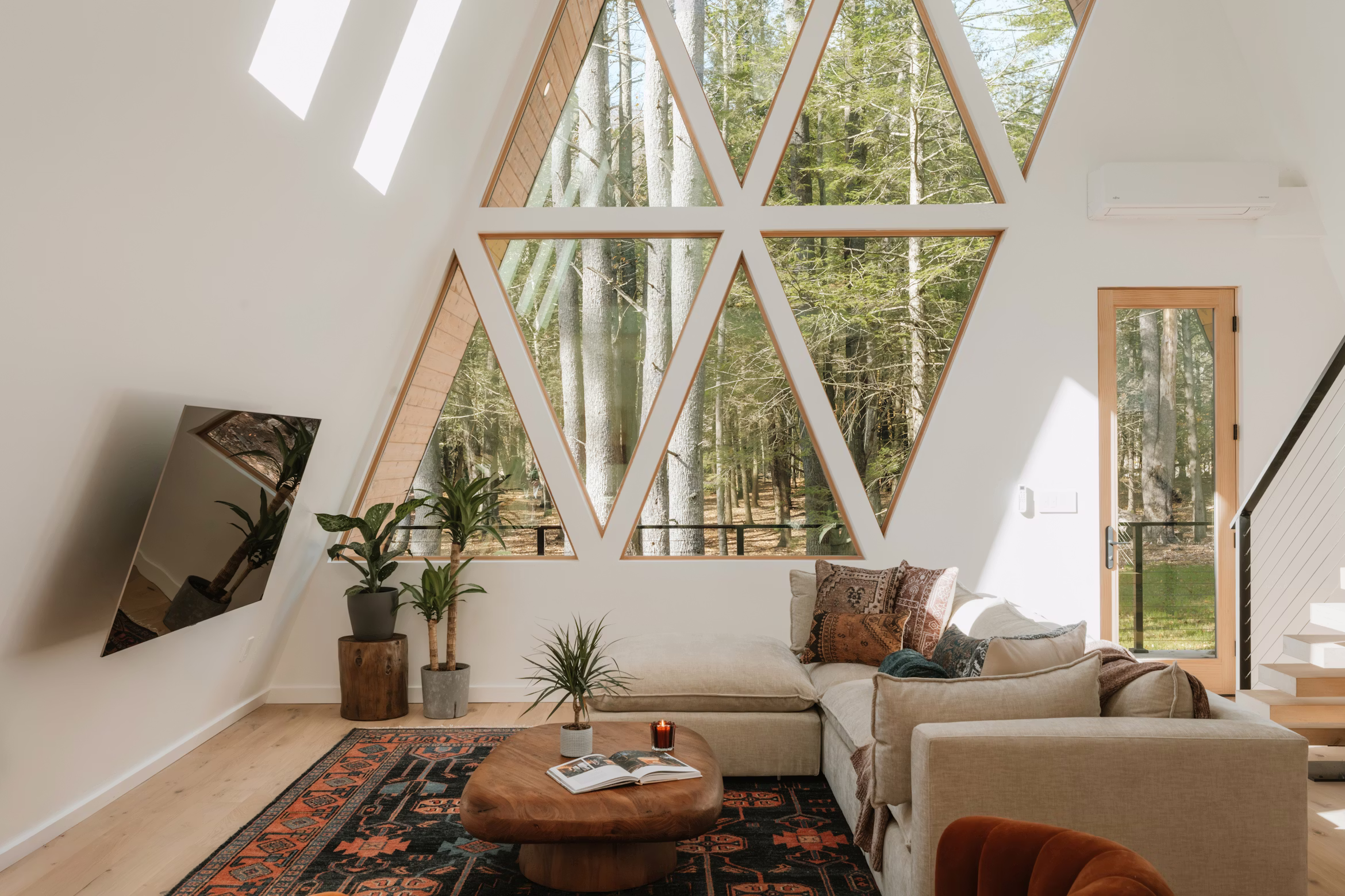 Smartphone affichant une annonce Airbnb