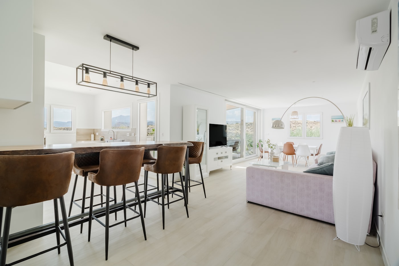 Studio design avec parquet clair