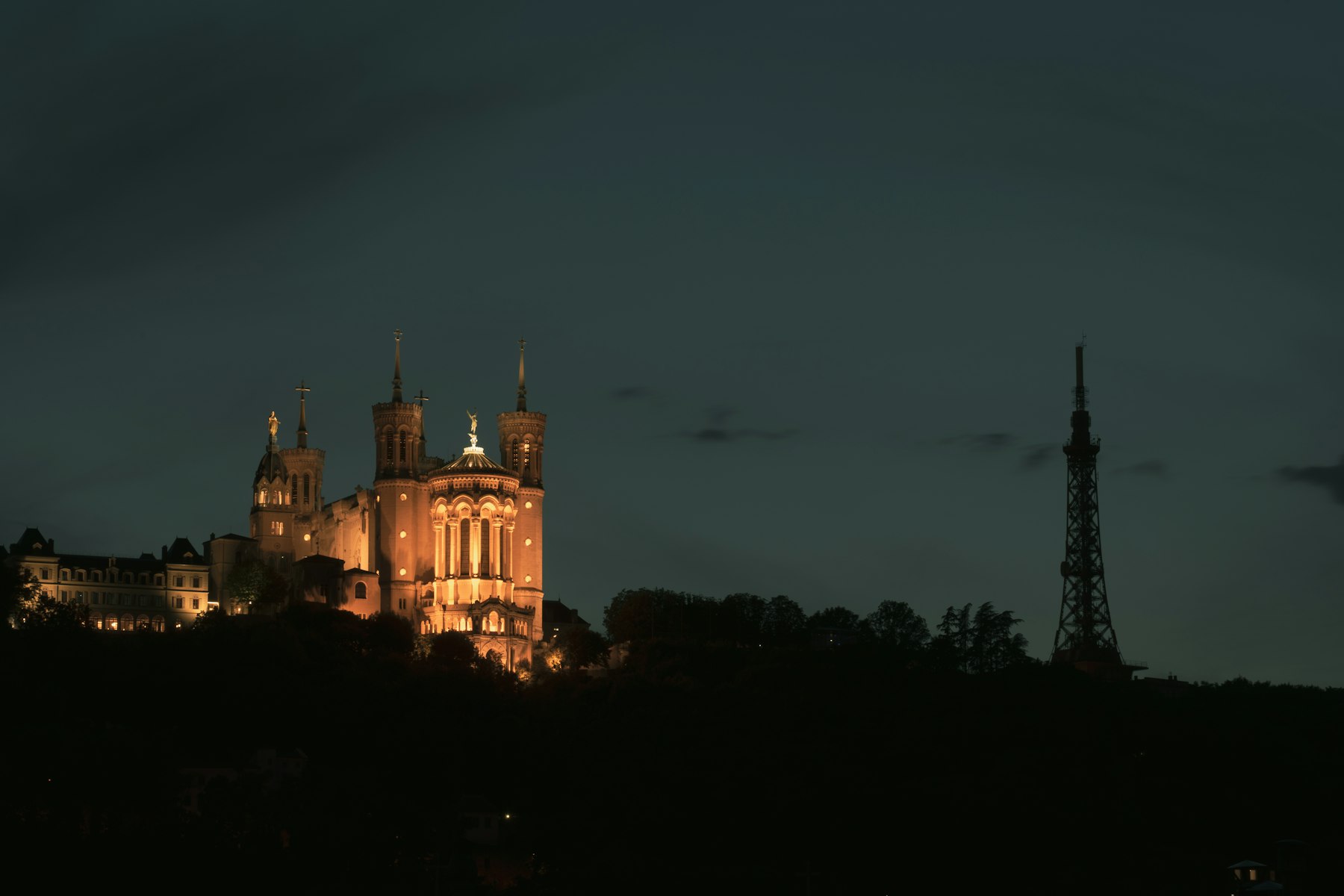 Basilique de Fourvière éclairée la nuit
