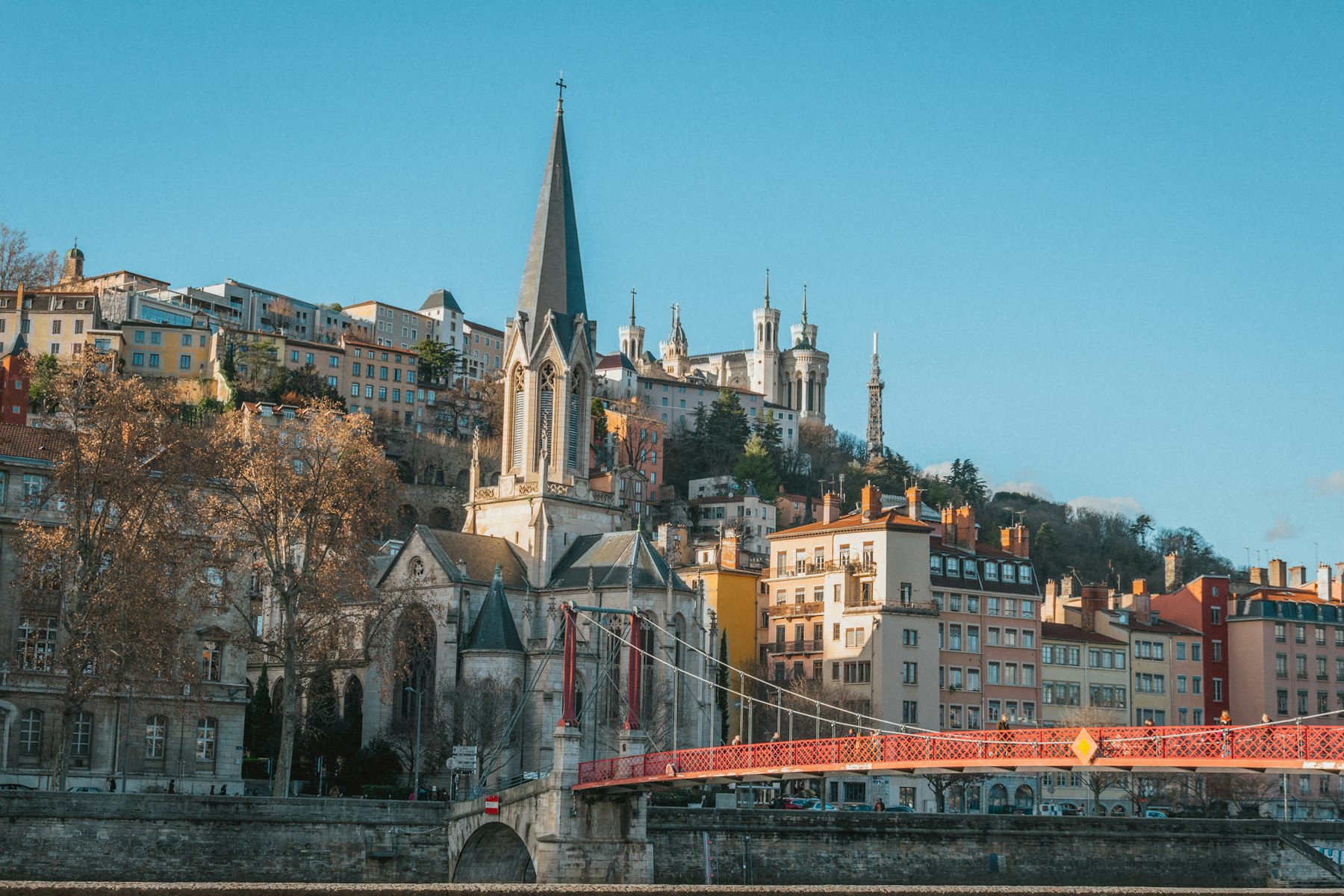 Vieux-Lyon UNESCO et basilique Fourvière depuis la Saône