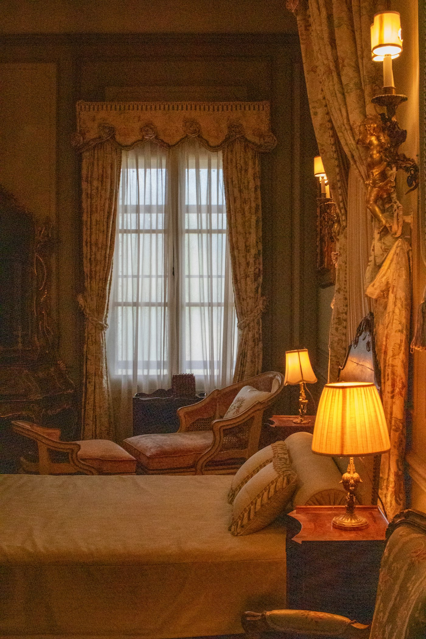 Chambre spacieuse à l'éclairage doux