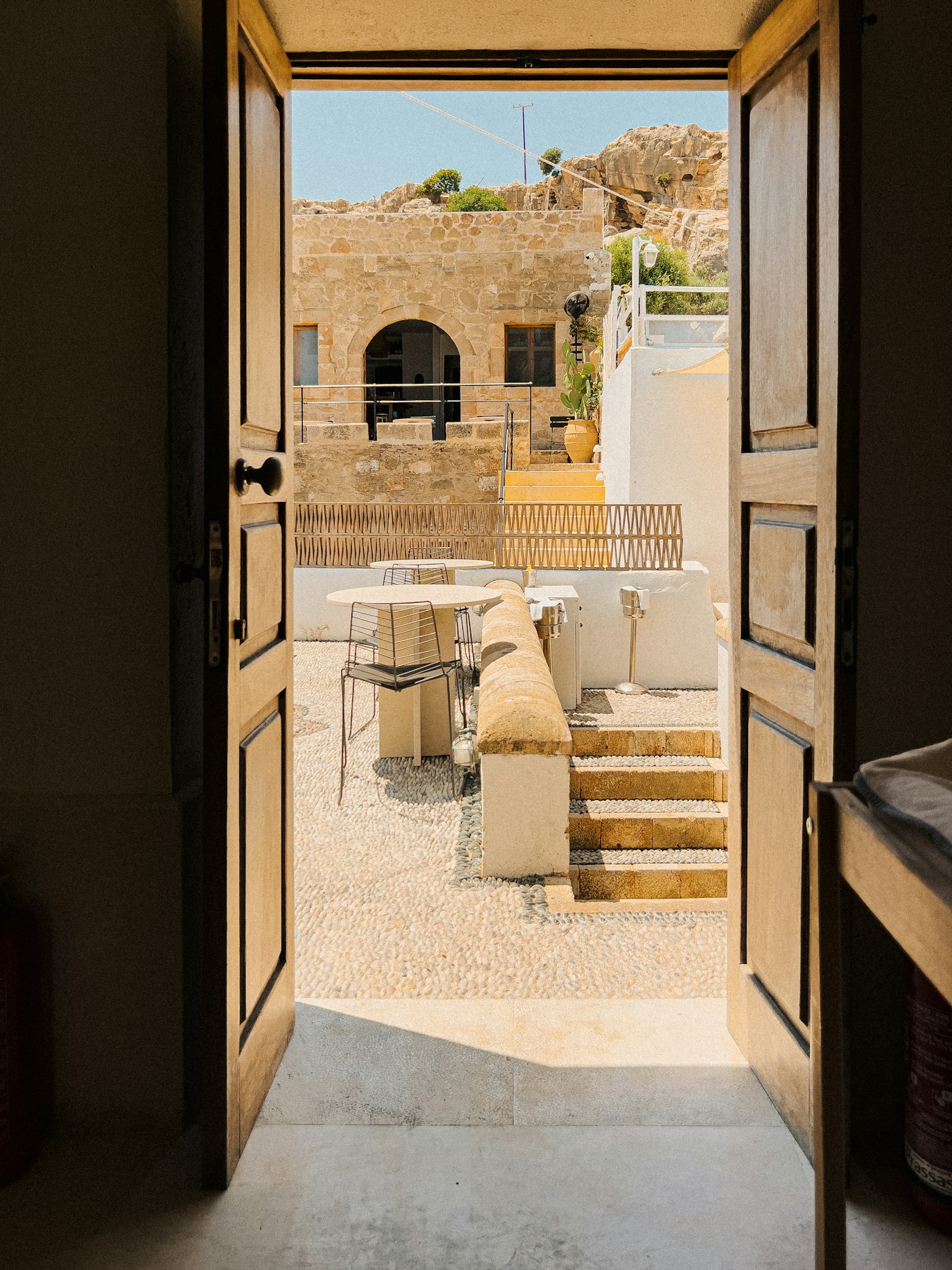 Cour ensoleillée en pierre