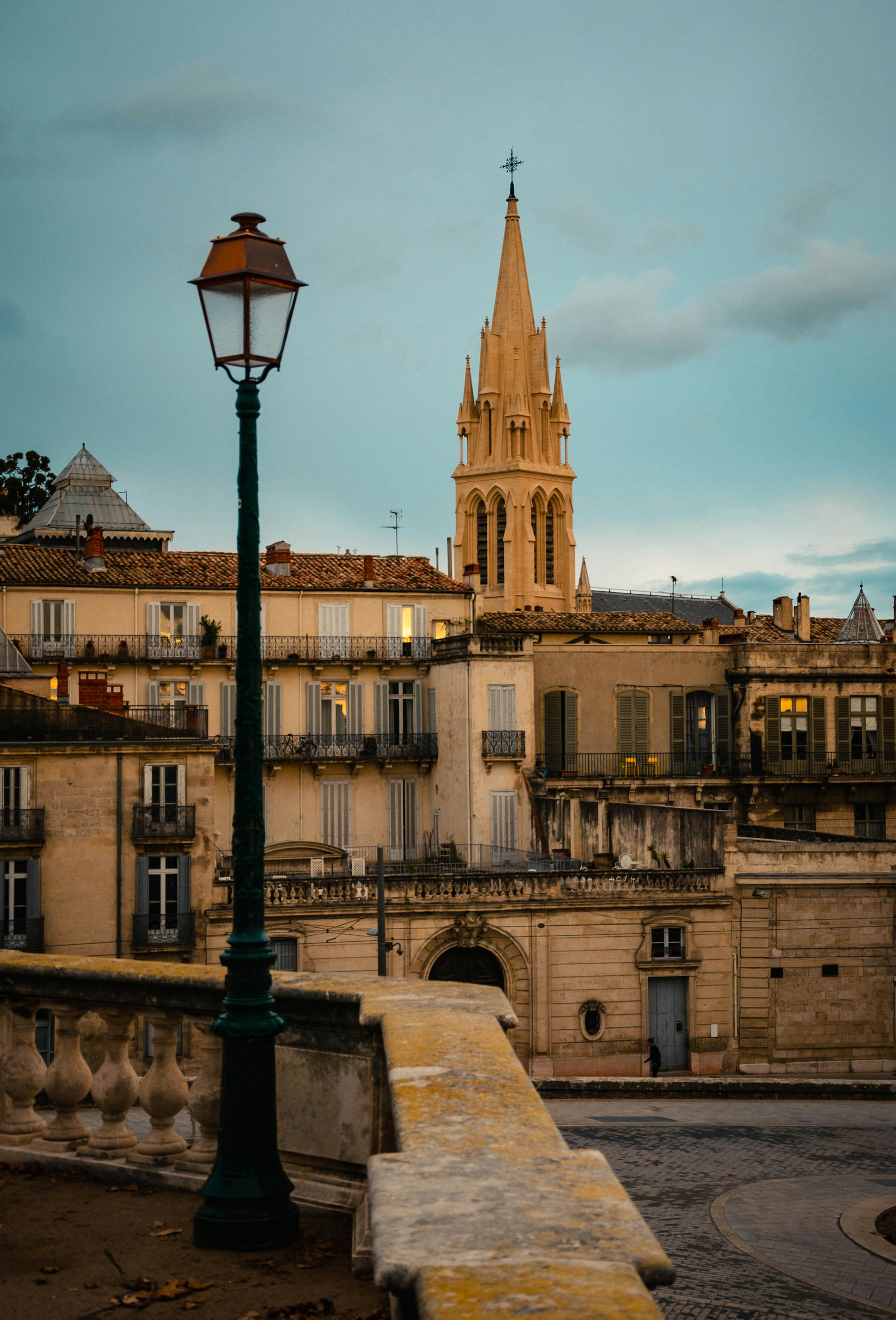 Rue pavée du centre historique de Montpellier