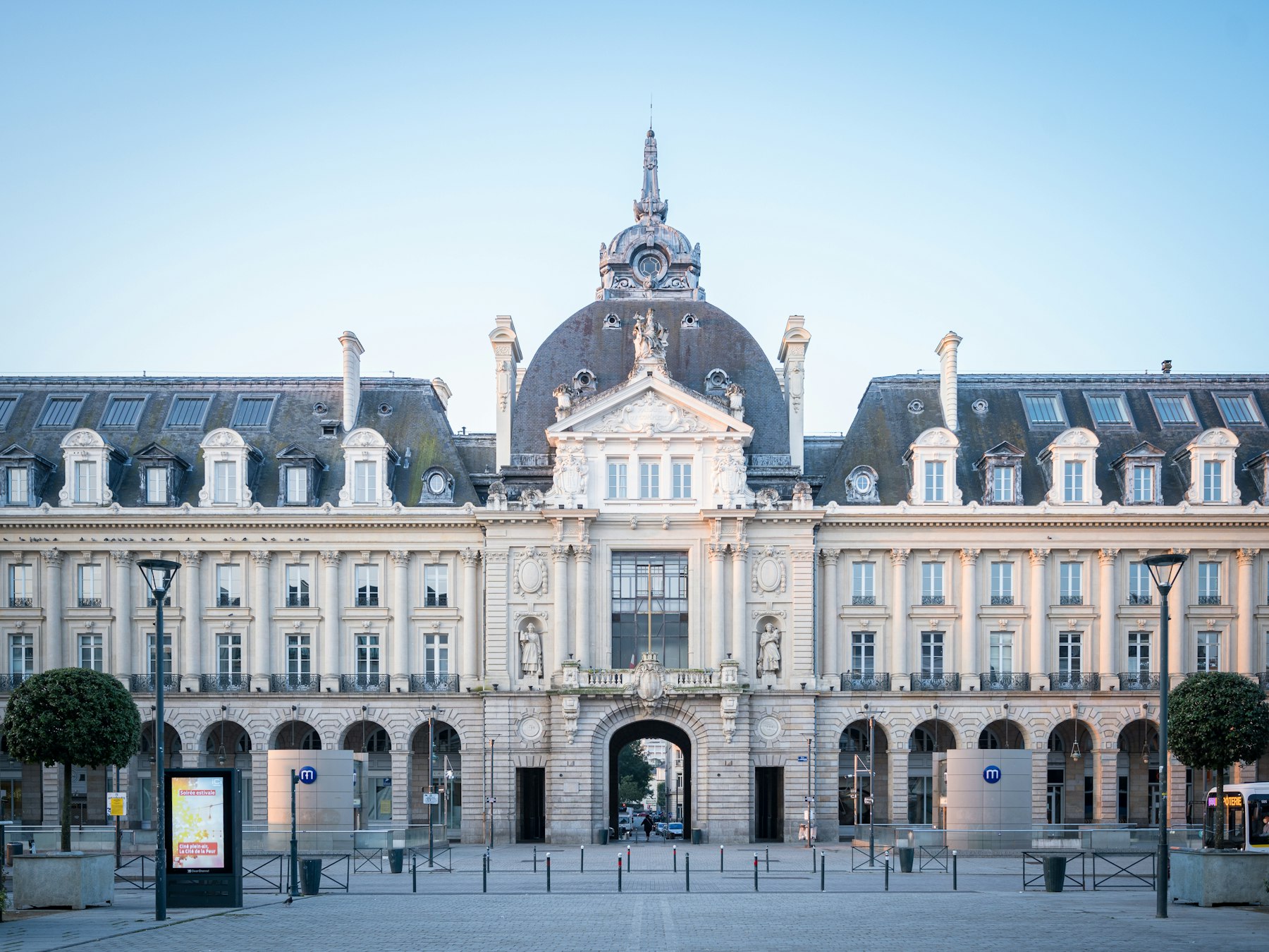 Rennes, hôtel de ville et tour-horloge