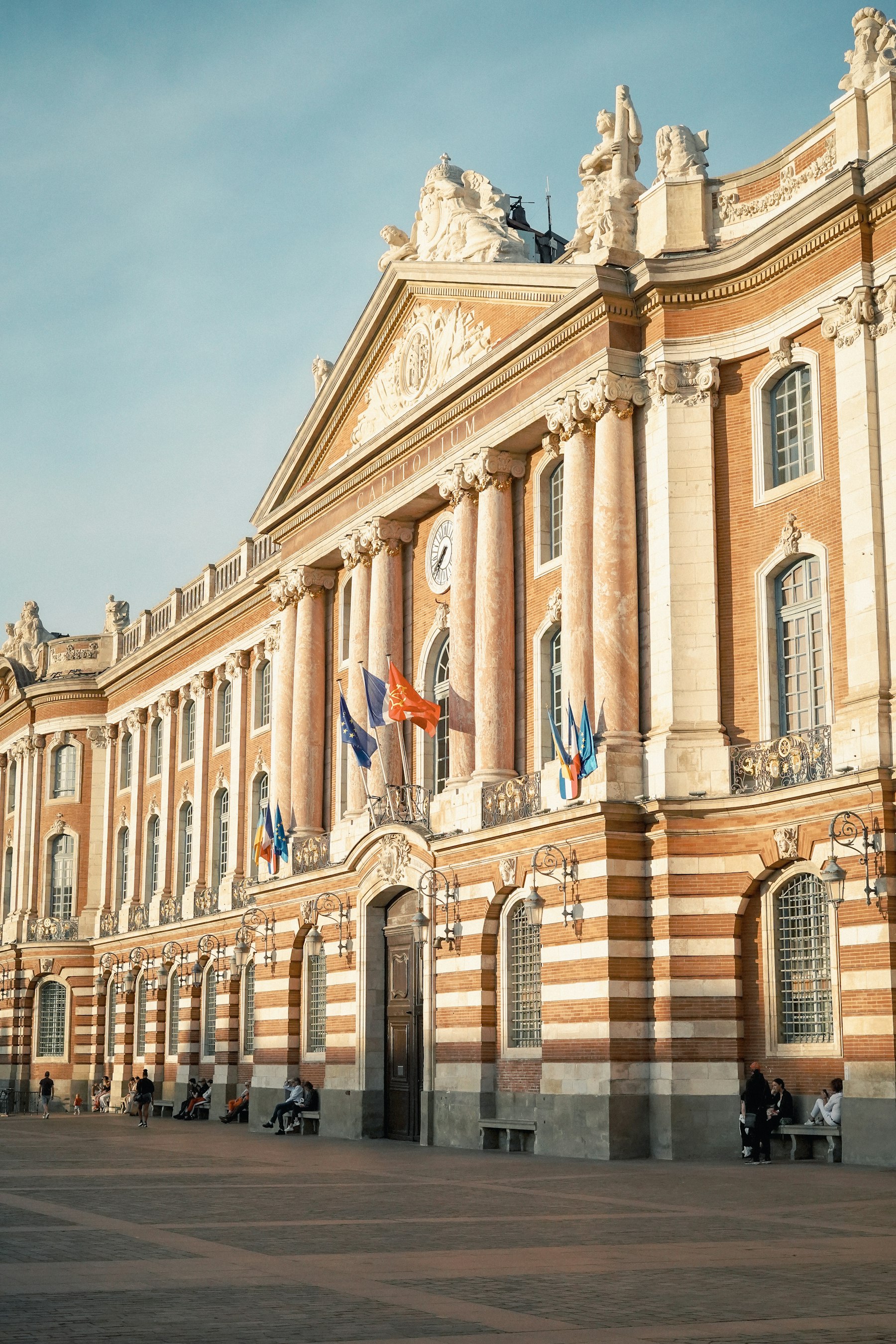 Capitole de Toulouse avec drapeaux